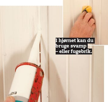 Maling af listeloft: I hjørnerne fyldes sprækken mellem profilbrædderne Maling af listeloft: I hjørnerne fyldes sprækken mellem profilbrædderne